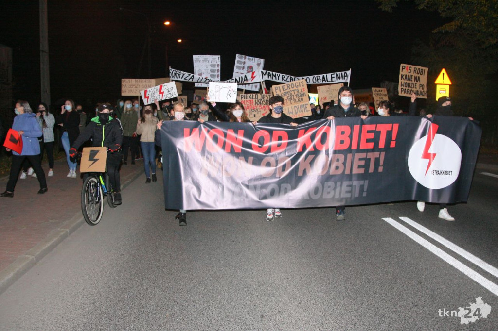 WIDEO: Kilkaset osób na ulicach Stąporkowa przeciw wyrokowi TK
