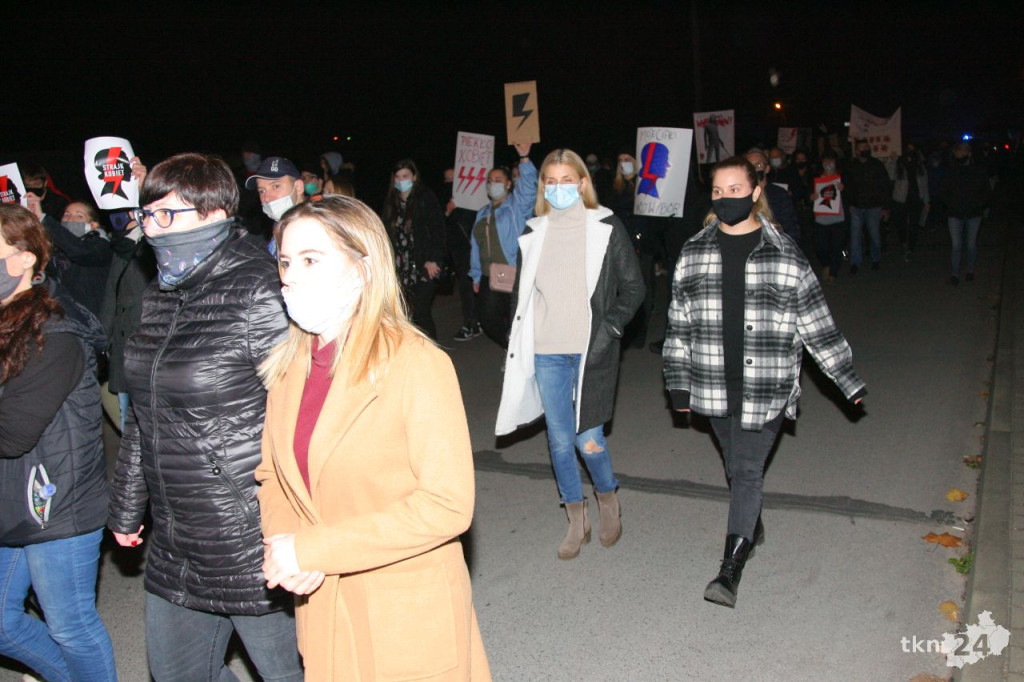 WIDEO: Kilkaset osób na ulicach Stąporkowa przeciw wyrokowi TK