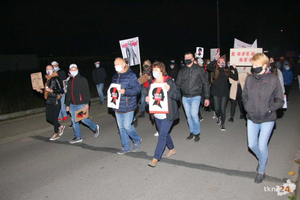 WIDEO: Kilkaset osób na ulicach Stąporkowa przeciw wyrokowi TK