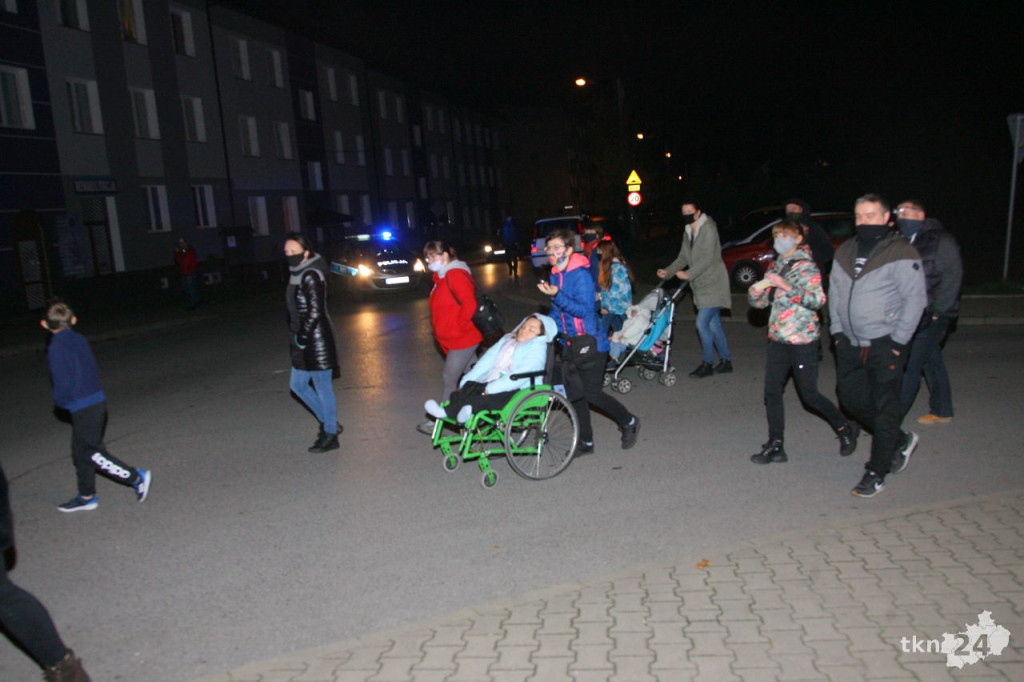 WIDEO: Kilkaset osób na ulicach Stąporkowa przeciw wyrokowi TK