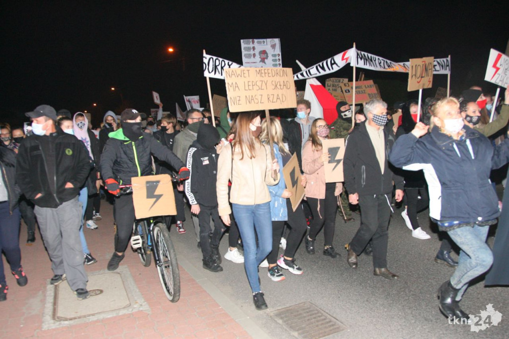 WIDEO: Kilkaset osób na ulicach Stąporkowa przeciw wyrokowi TK