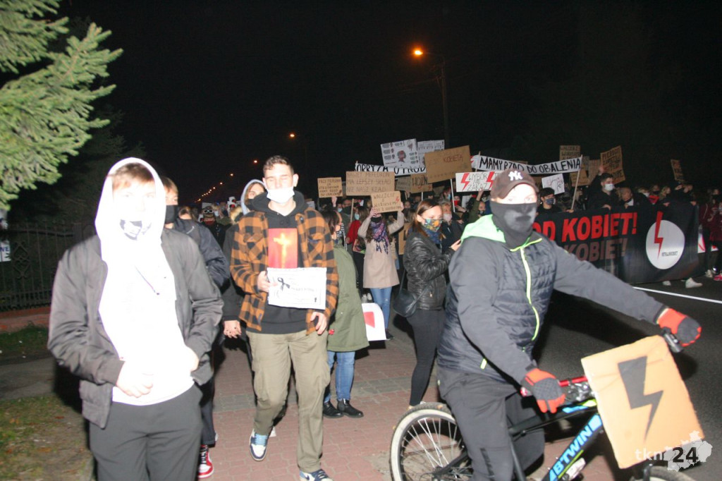 WIDEO: Kilkaset osób na ulicach Stąporkowa przeciw wyrokowi TK