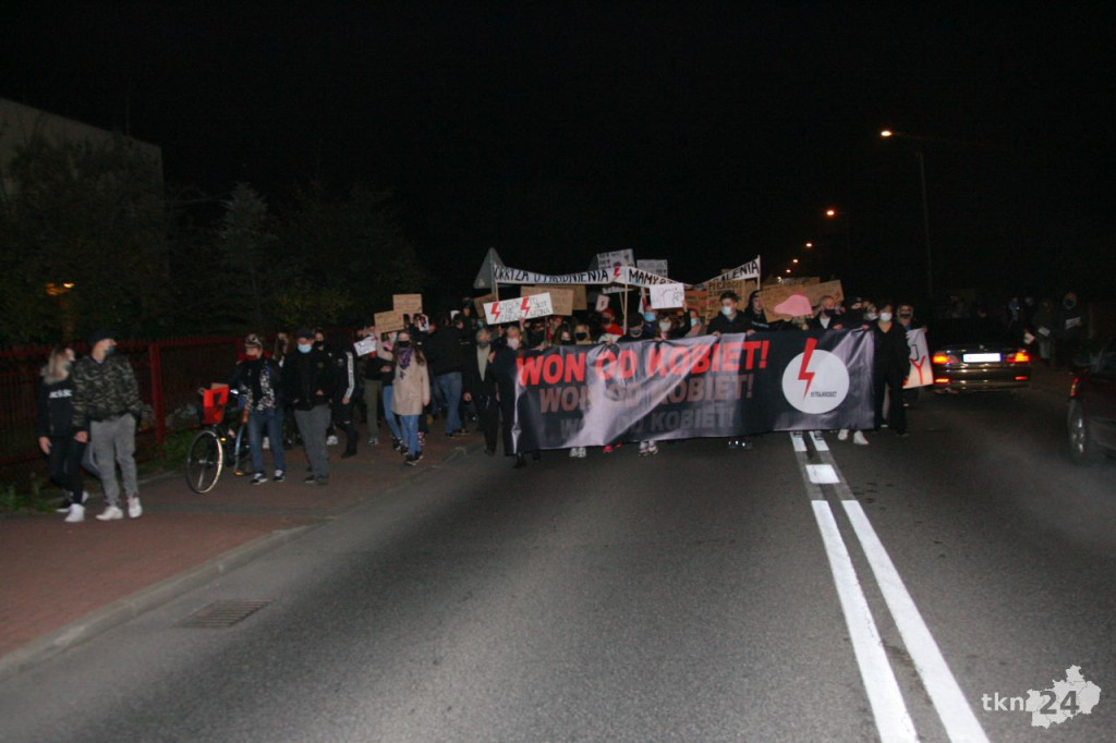 WIDEO: Kilkaset osób na ulicach Stąporkowa przeciw wyrokowi TK