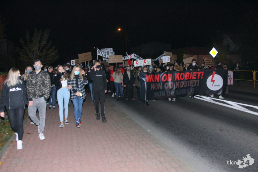 WIDEO: Kilkaset osób na ulicach Stąporkowa przeciw wyrokowi TK