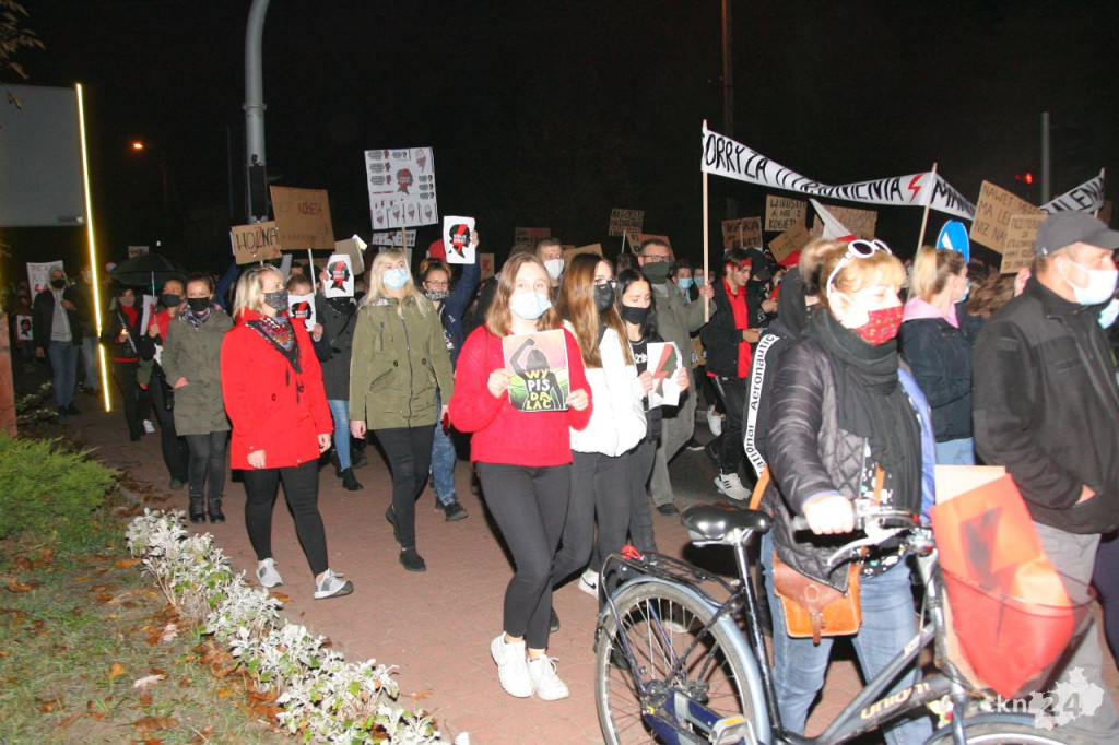 WIDEO: Kilkaset osób na ulicach Stąporkowa przeciw wyrokowi TK