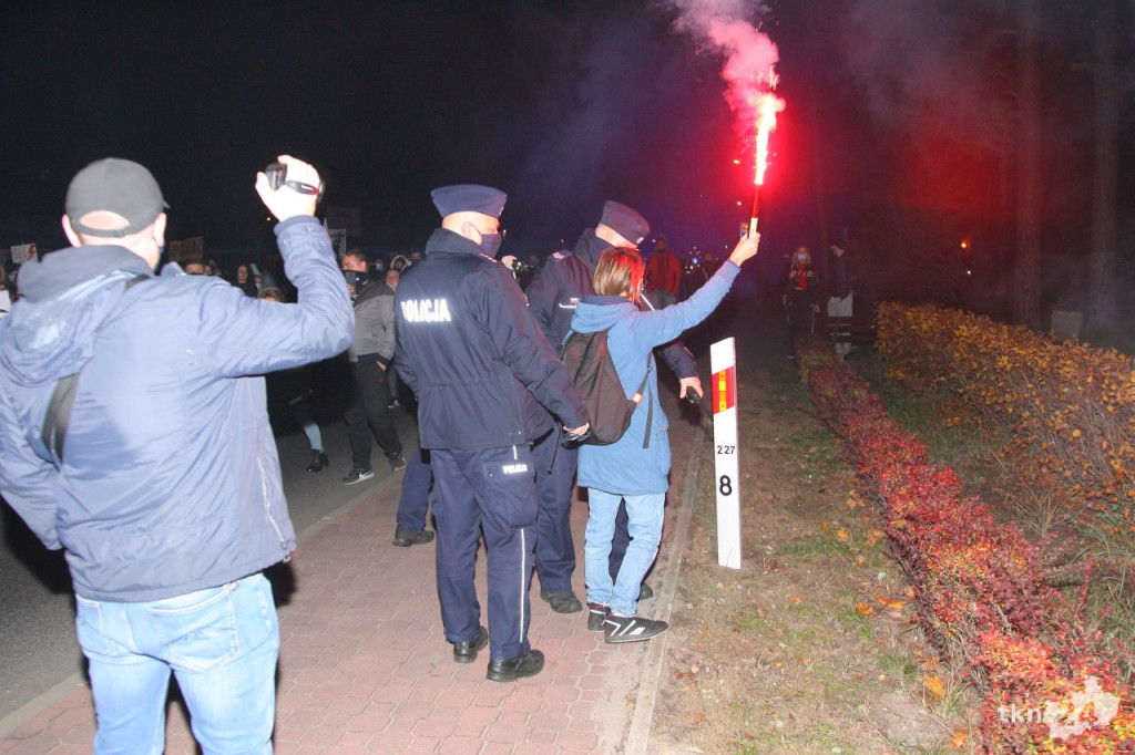 WIDEO: Kilkaset osób na ulicach Stąporkowa przeciw wyrokowi TK