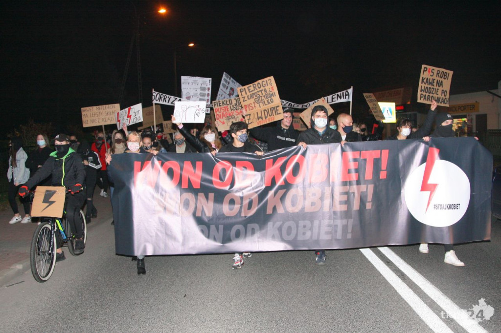 Stąporków: Spacerowali w obronie kobiet [fotorelacja, zapis live]