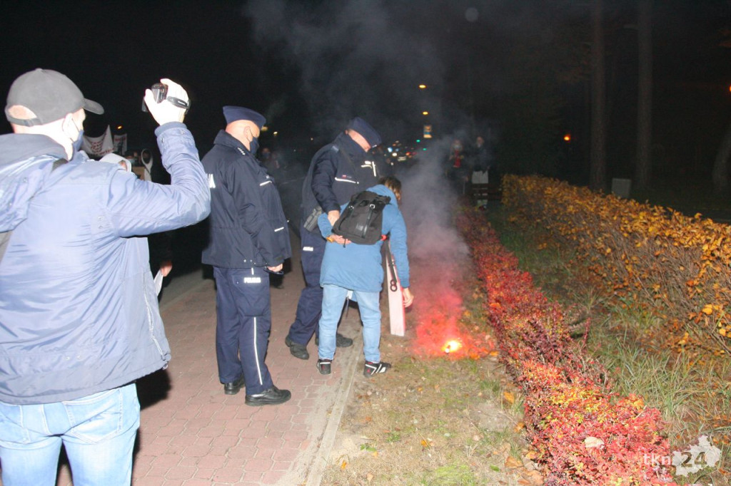 WIDEO: Kilkaset osób na ulicach Stąporkowa przeciw wyrokowi TK