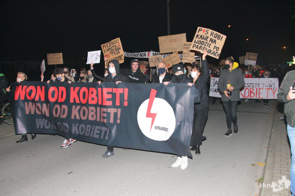 Stąporków: Spacerowali w obronie kobiet [fotorelacja, zapis live]
