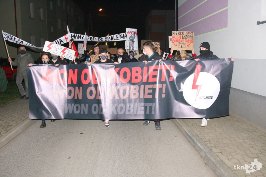 WIDEO: Kilkaset osób na ulicach Stąporkowa przeciw wyrokowi TK