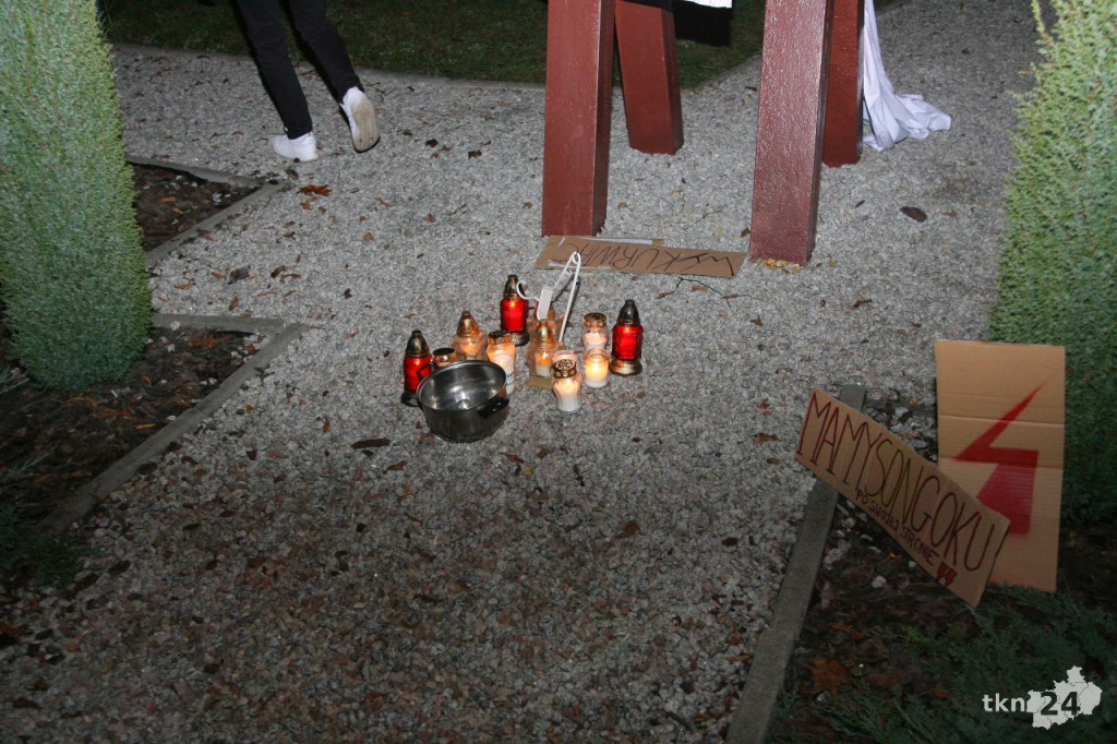 WIDEO: Kilkaset osób na ulicach Stąporkowa przeciw wyrokowi TK