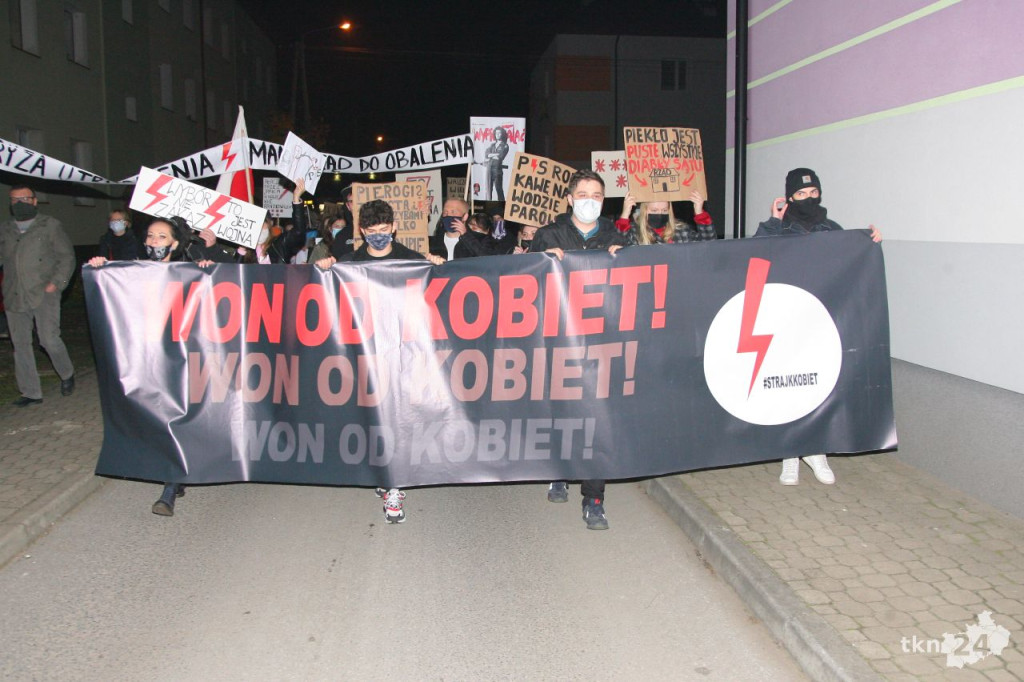 Stąporków: Spacerowali w obronie kobiet [fotorelacja, zapis live]