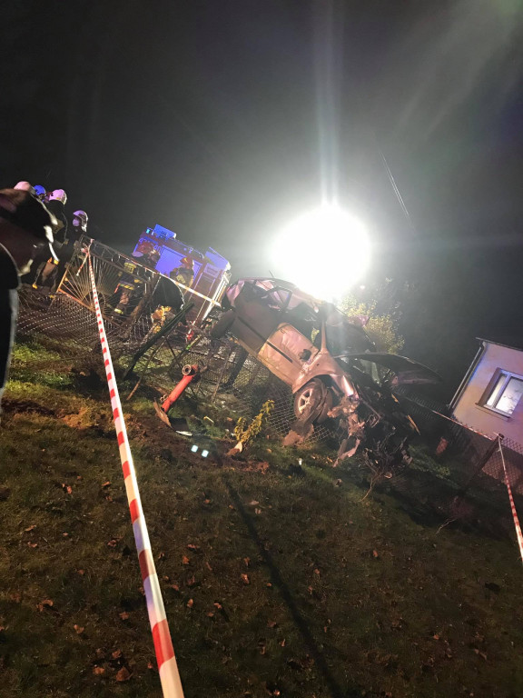 Dachowanie pojazdu w Brodach. Pijany kierowca z zakazem prowadzenia pojazdów uciekł z miejsca zdarzenia [zdjęcia]