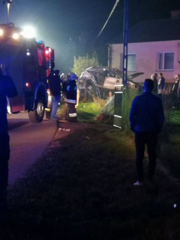 Dachowanie pojazdu w Brodach. Pijany kierowca z zakazem prowadzenia pojazdów uciekł z miejsca zdarzenia [zdjęcia]