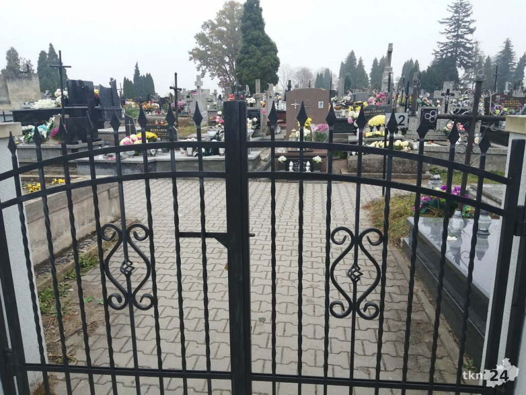 Cmentarze puste, linie autobusowe odwołane. Krajobraz po decyzji Morawieckiego [zdjęcia]