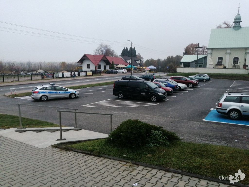 Cmentarze puste, linie autobusowe odwołane. Krajobraz po decyzji Morawieckiego [zdjęcia]