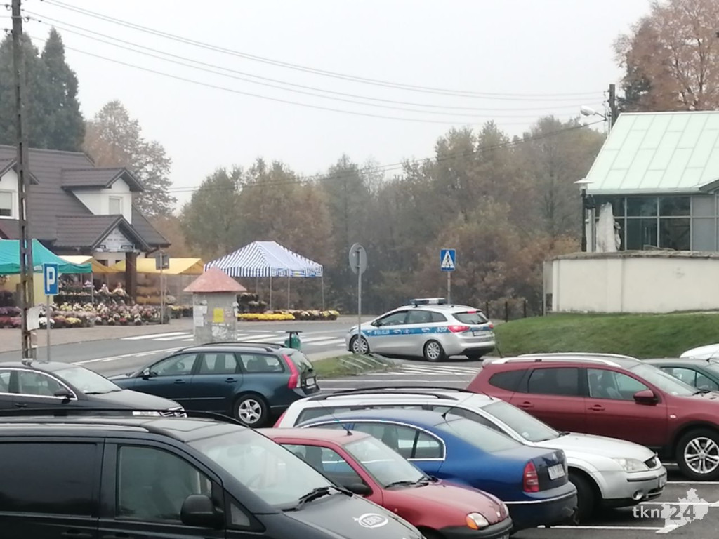 Cmentarze puste, linie autobusowe odwołane. Krajobraz po decyzji Morawieckiego [zdjęcia]