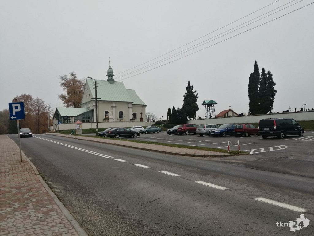 Cmentarze puste, linie autobusowe odwołane. Krajobraz po decyzji Morawieckiego [zdjęcia]