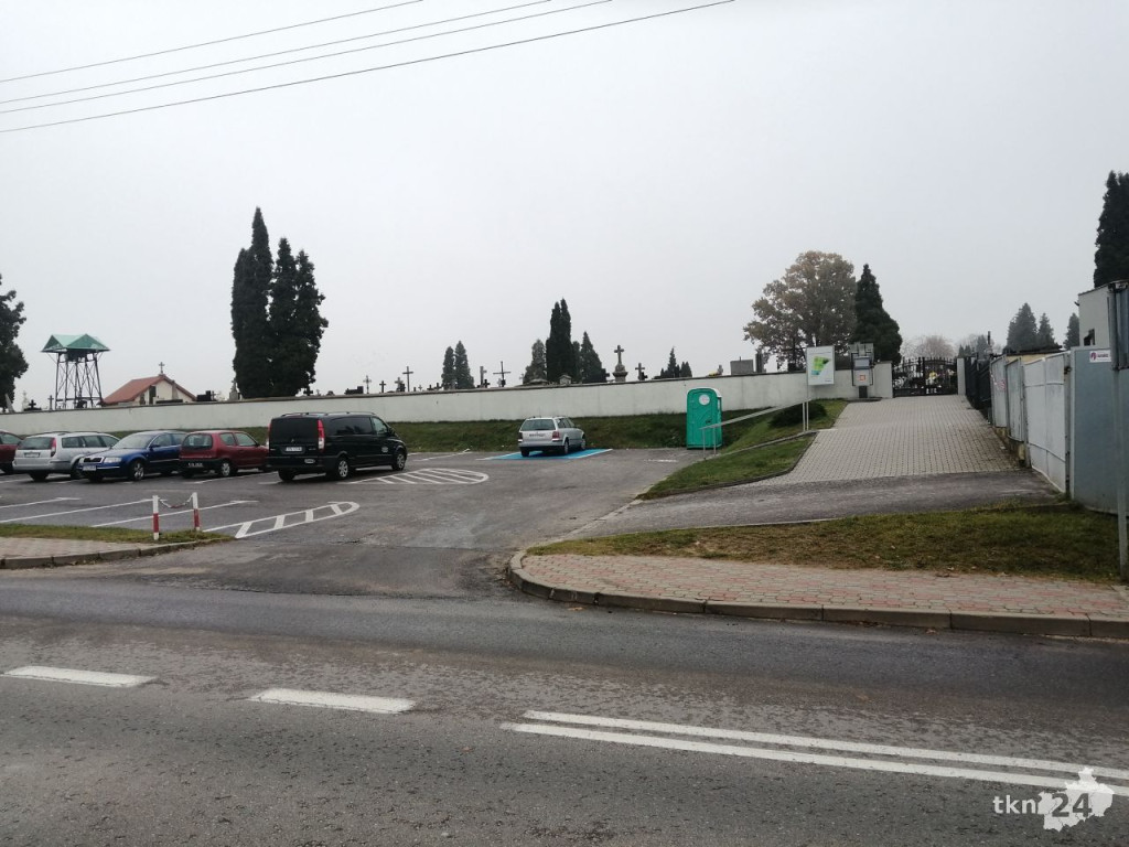 Cmentarze puste, linie autobusowe odwołane. Krajobraz po decyzji Morawieckiego [zdjęcia]