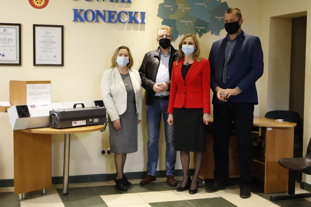 Powiat konecki przekazał urządzenia do dezynfekcji swoim placówkom [zdjęcia]