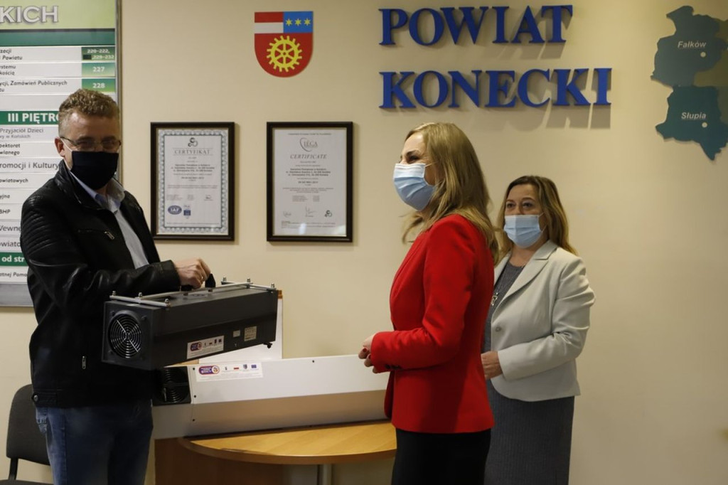 Powiat konecki przekazał urządzenia do dezynfekcji swoim placówkom [zdjęcia]