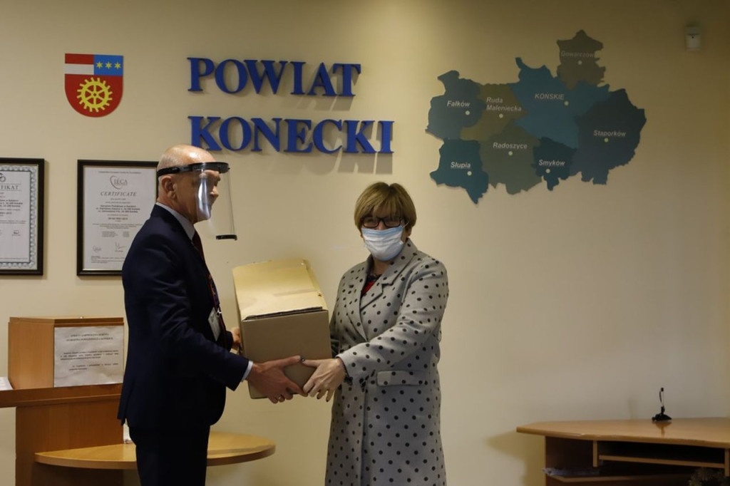 Powiat konecki przekazał urządzenia do dezynfekcji swoim placówkom [zdjęcia]