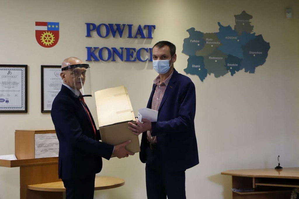 Powiat konecki przekazał urządzenia do dezynfekcji swoim placówkom [zdjęcia]
