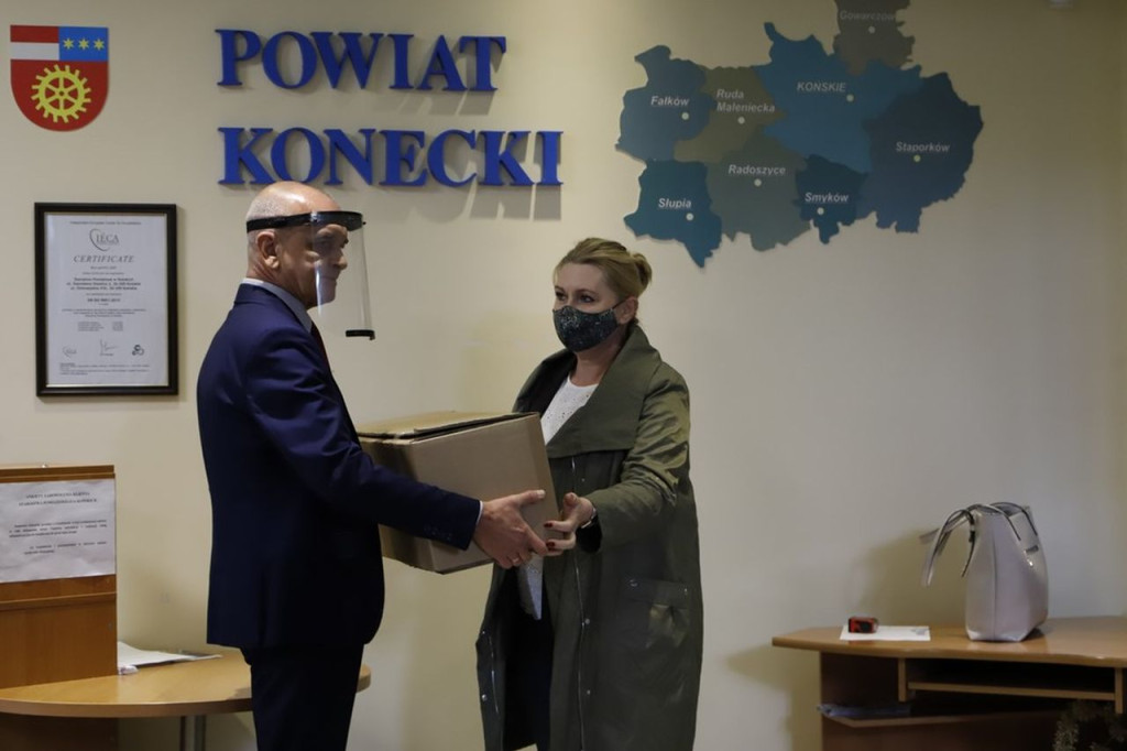 Powiat konecki przekazał urządzenia do dezynfekcji swoim placówkom [zdjęcia]