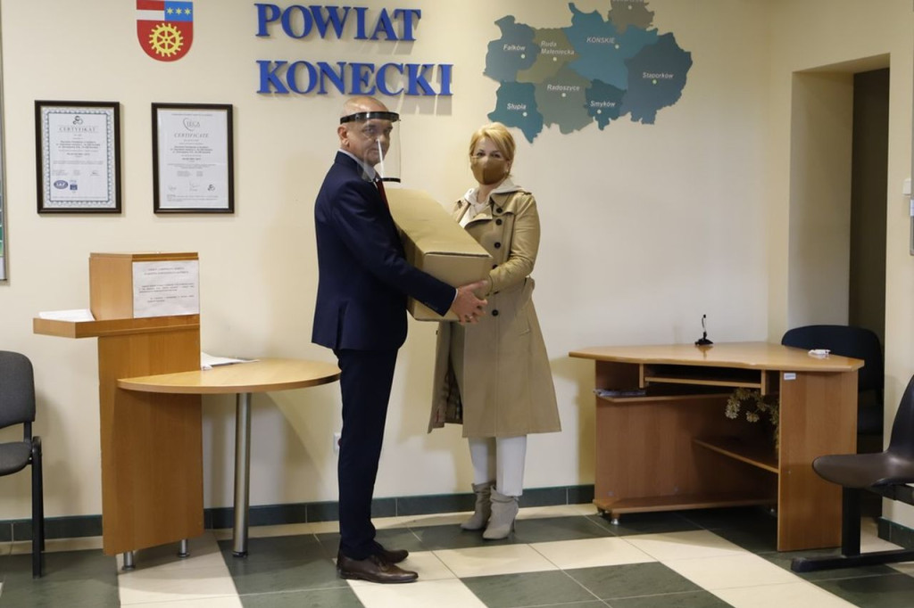 Powiat konecki przekazał urządzenia do dezynfekcji swoim placówkom [zdjęcia]