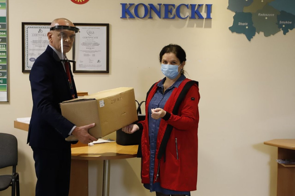 Powiat konecki przekazał urządzenia do dezynfekcji swoim placówkom [zdjęcia]