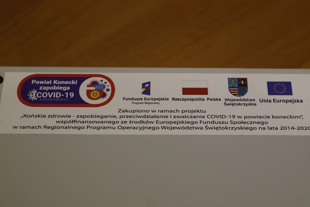 Powiat konecki przekazał urządzenia do dezynfekcji swoim placówkom [zdjęcia]