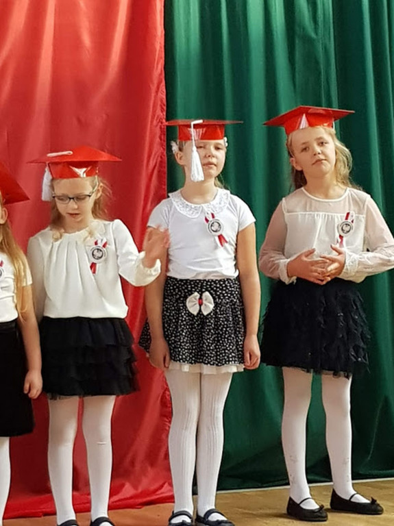Pierwszaki z Pomykowa złożyły ślubowanie [wideo, zdjęcia]