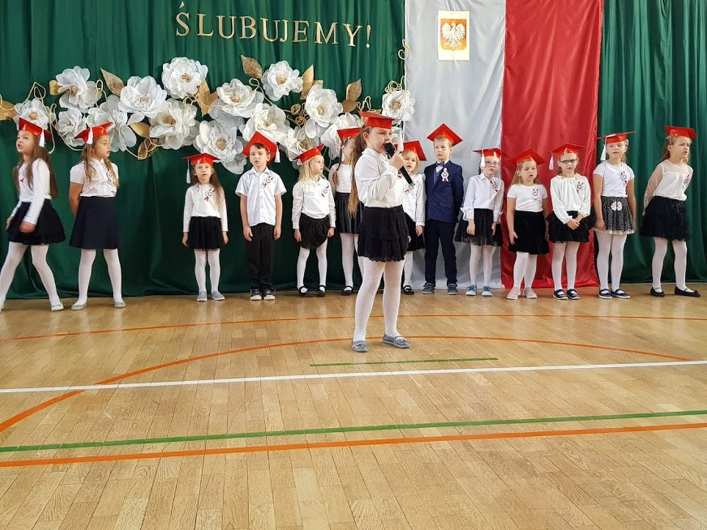 Pierwszaki z Pomykowa złożyły ślubowanie [wideo, zdjęcia]