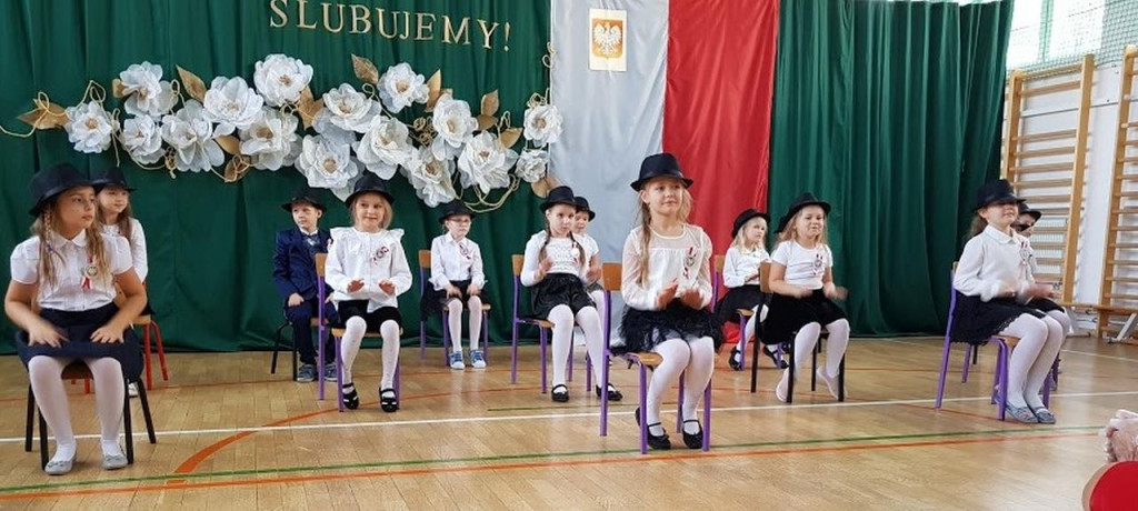 Pierwszaki z Pomykowa złożyły ślubowanie [wideo, zdjęcia]