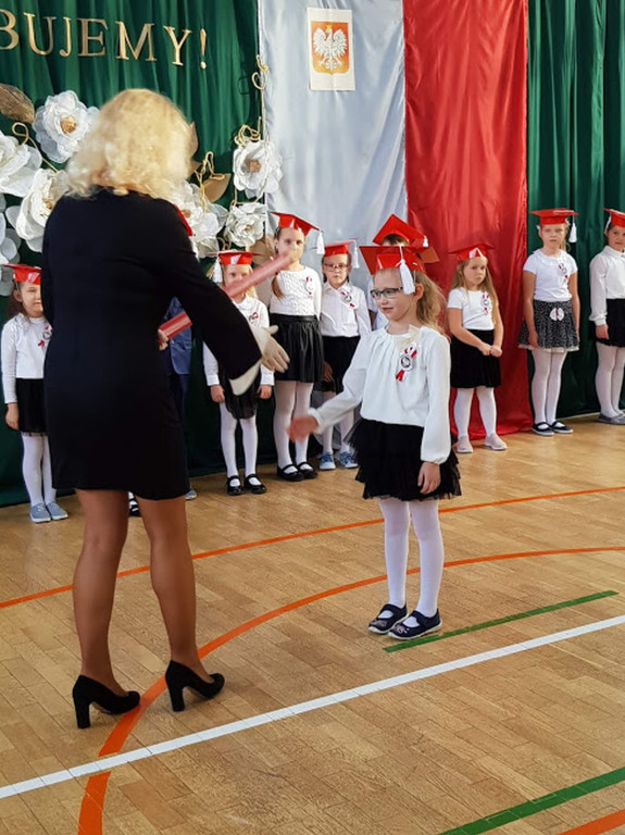 Pierwszaki z Pomykowa złożyły ślubowanie [wideo, zdjęcia]