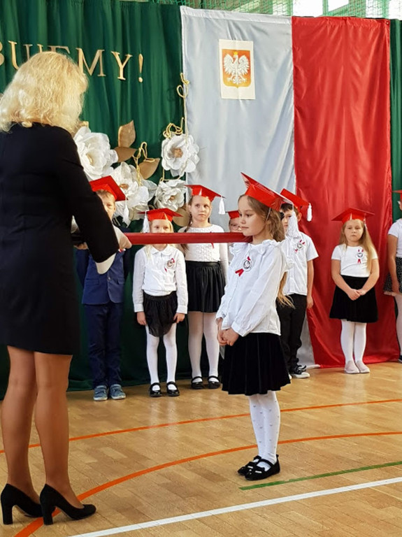 Pierwszaki z Pomykowa złożyły ślubowanie [wideo, zdjęcia]