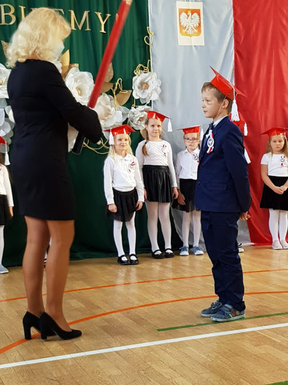 Pierwszaki z Pomykowa złożyły ślubowanie [wideo, zdjęcia]