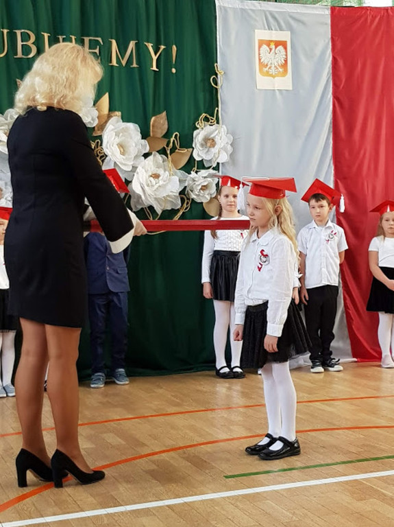 Pierwszaki z Pomykowa złożyły ślubowanie [wideo, zdjęcia]