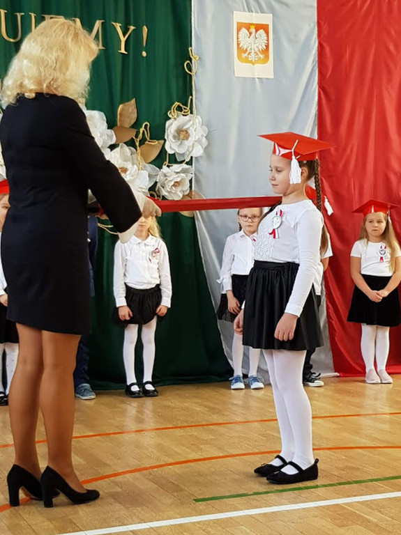 Pierwszaki z Pomykowa złożyły ślubowanie [wideo, zdjęcia]