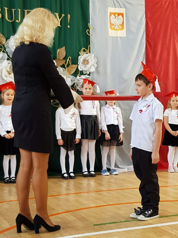 Pierwszaki z Pomykowa złożyły ślubowanie [wideo, zdjęcia]
