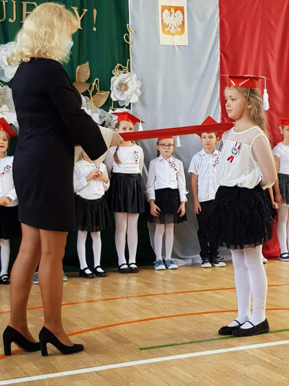 Pierwszaki z Pomykowa złożyły ślubowanie [wideo, zdjęcia]