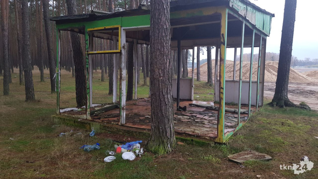 Opuszczony pawilon i śmieci w lesie w Sielpi. Kto za to odpowiada? [wideo, zdjęcia]