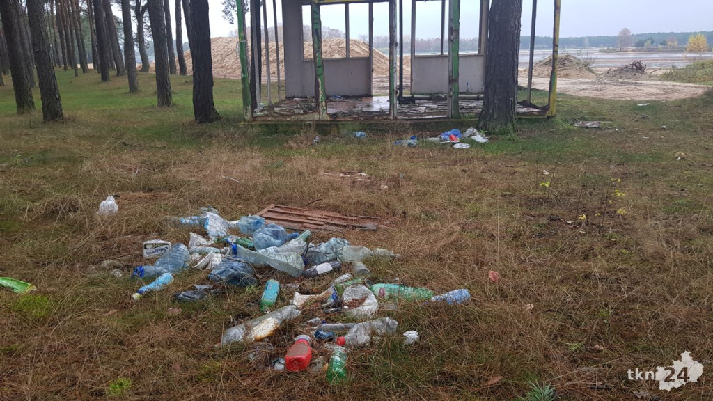 Opuszczony pawilon i śmieci w lesie w Sielpi. Kto za to odpowiada? [wideo, zdjęcia]