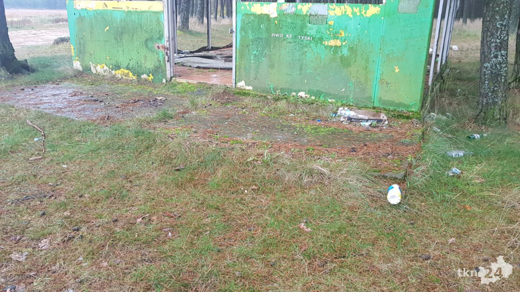 Opuszczony pawilon i śmieci w lesie w Sielpi. Kto za to odpowiada? [wideo, zdjęcia]