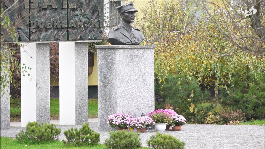 Chryzantemy wykupione przez gminę Końskie zdobią już miejsca pamięci [wideo, zdjęcia]