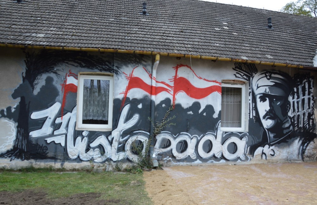 Patriotyczny mural na budynku internatu SOSW w Baryczy [zdjęcia]