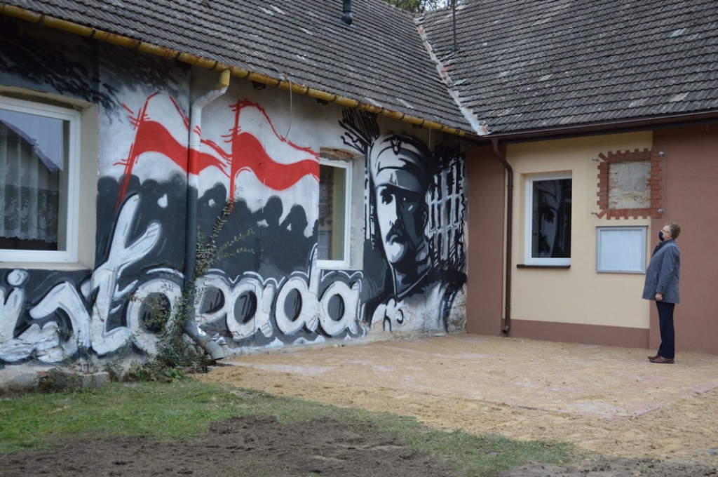 Patriotyczny mural na budynku internatu SOSW w Baryczy [zdjęcia]
