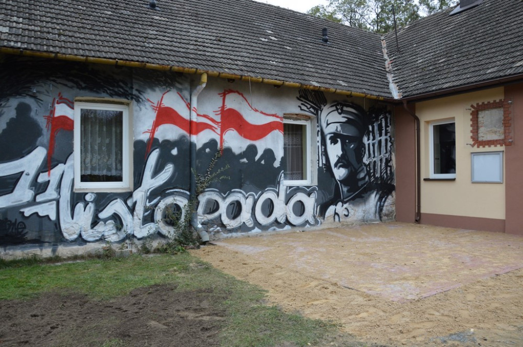 Patriotyczny mural na budynku internatu SOSW w Baryczy [zdjęcia]