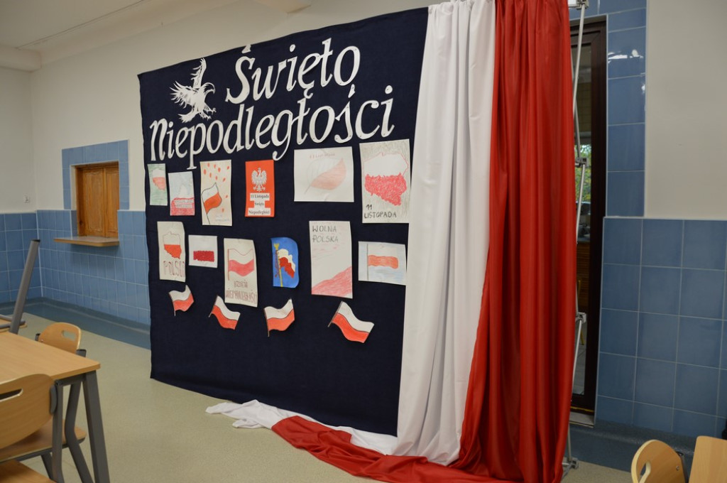 Patriotyczny mural na budynku internatu SOSW w Baryczy [zdjęcia]