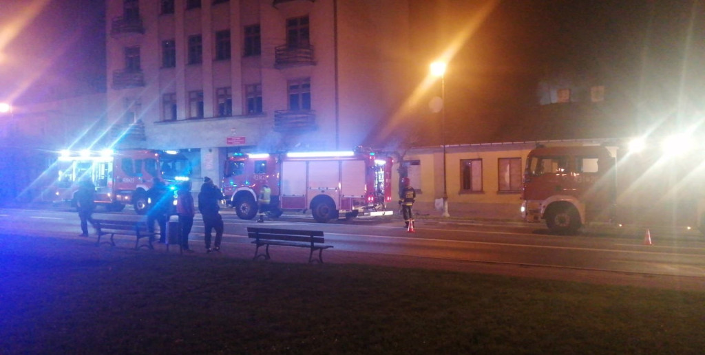 AKTUALIZACJA: Pożar pustostanu na Piłsudskiego w Końskich. Znana przyczyna [zdjęcia]